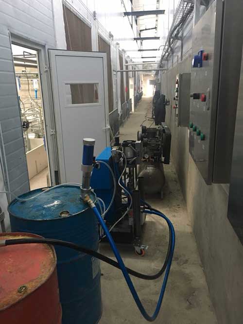 聚氨酯保溫材料有其優點(圖1) 聚氨酯材料養殖場保溫施工