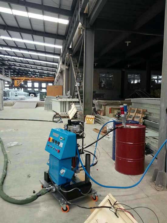 聚氨酯彈性體抗“折騰”(圖1) 聚氨酯黑白料施工現場