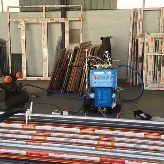 斷橋鋁填充泡沫(圖2) 小型Q2600D聚氨酯噴涂機(jī)斷橋鋁填充設(shè)備