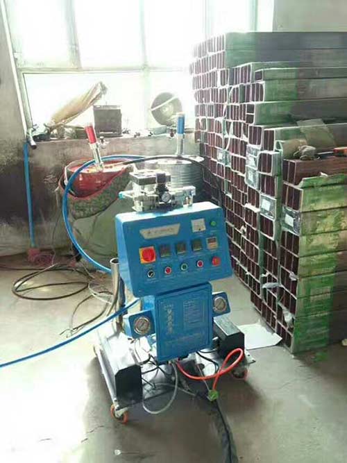 防盜門填充聚氨酯發泡(圖1) Q2600D發泡機防盜門填充聚氨酯發泡案例