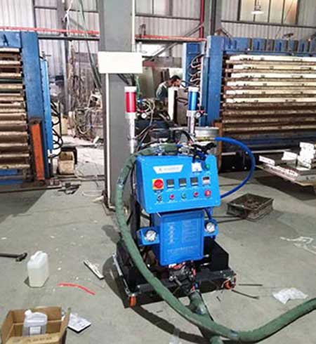 門板填充發泡模具澆注聚氨酯 噴涂機器(圖1) 門板填充發泡模具澆注聚氨酯 Q2600噴涂機器
